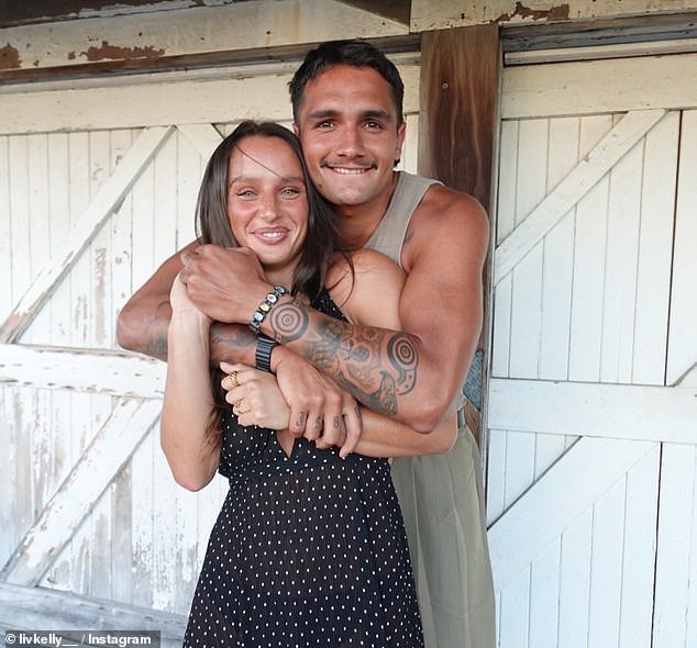 La estrella del fútbol publica un efusivo mensaje de amor para su glamorosa novia mientras él le agradece por guiarlo por el ‘camino correcto’ después de casi arruinar su carrera.