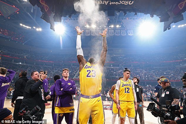 LeBron James es presentado en Cleveland quizás por última vez antes de que la estrella de los Lakers llore durante su homenaje.