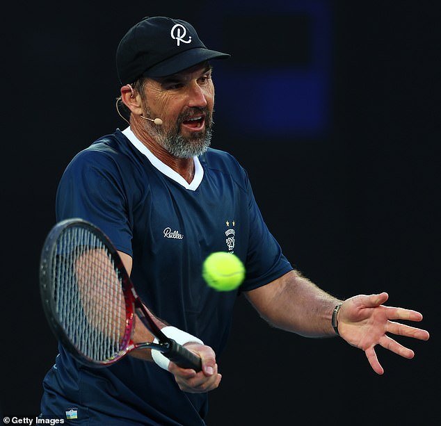 Los mejores jugadores del mundo dicen que la falta de privacidad en el Abierto de Australia los hace sentir “como en un zoológico”. Pat Rafter les acaba de dar una ENORME prueba de la realidad