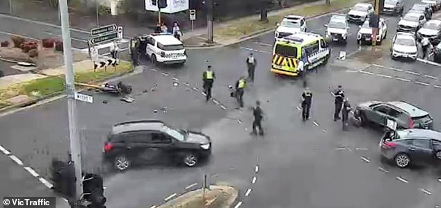 Dramático arresto en Geelong cuando un automóvil se estrella contra un autobús escolar lleno de gente antes de estrellarse en una concurrida intersección: ‘Disparos’