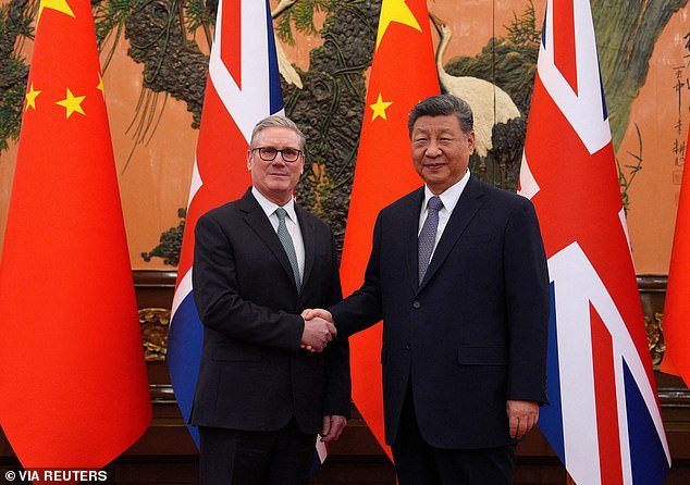 ¡Ambos somos rojos! El comunista Xi Jinping le dice a Keir Starmer que prefiere los gobiernos laboristas mientras el primer ministro se inclina ante el comercio en Beijing.