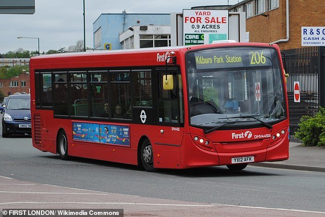 El conductor del autobús Hero es despedido tras perseguir al ladrón que robó el collar del pasajero y luego lo dejó inconsciente de un solo puñetazo.