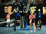Momento helado Aryna Sabalenka y la estrella ucraniana Elina Svitolina evitan los apretones de manos después del partido, mientras la número 1 del mundo bielorrusa se ve involucrada en una extraña decisión sobre obstáculos durante la victoria en semifinales