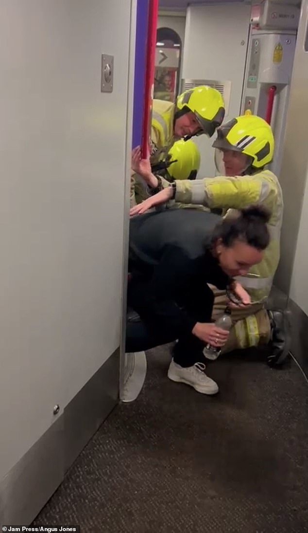 El momento en que una pasajera queda fuera del baño del tren después de permanecer atrapada durante dos horas cuando la puerta falló y la dejó fuera en el camino al evento de Hyrox.