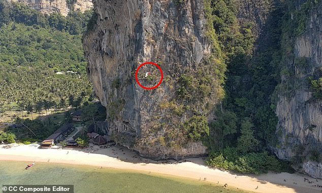 Un turista británico quedó atrapado con una pierna rota en un acantilado a 70 metros sobre una playa tailandesa durante seis horas después de lanzar un intento de parapente justo cuando el viento cambiaba.