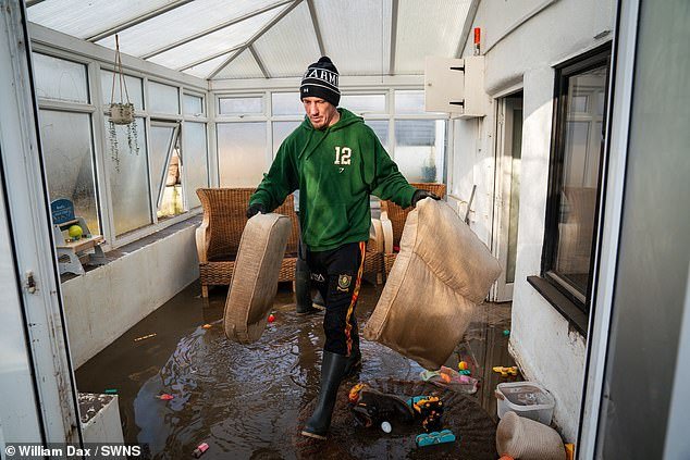 Un padre cuya casa fue destruida por las inundaciones provocadas por la tormenta Chandra estaba aterrorizado de quedar sumergido nuevamente por otro diluvio.