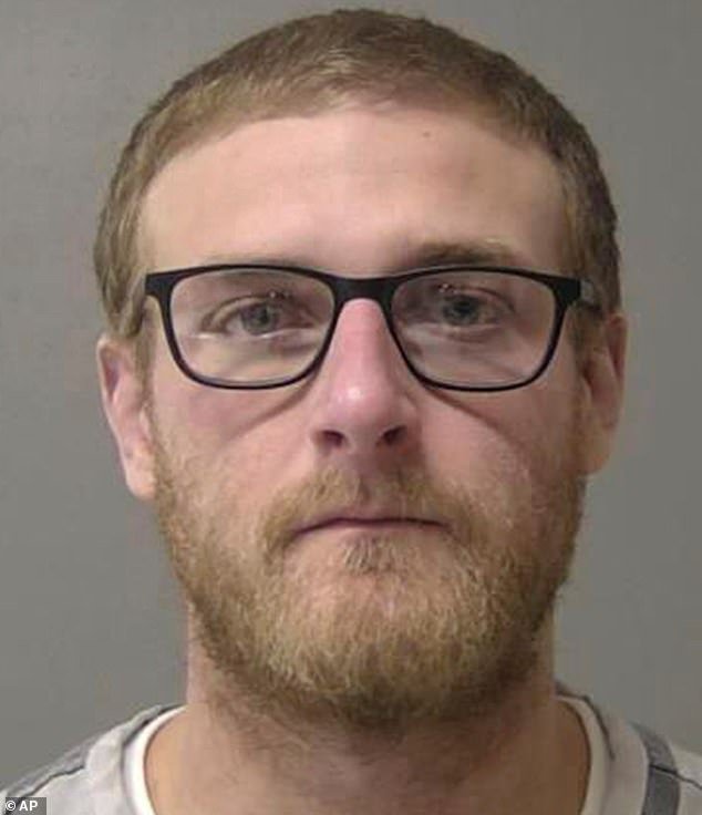 El policía blanco que asesinó a una mujer negra después de que ella llamara al 911 dice en la audiencia de sentencia que tiene cáncer en etapa 3 y 4 que afecta múltiples órganos