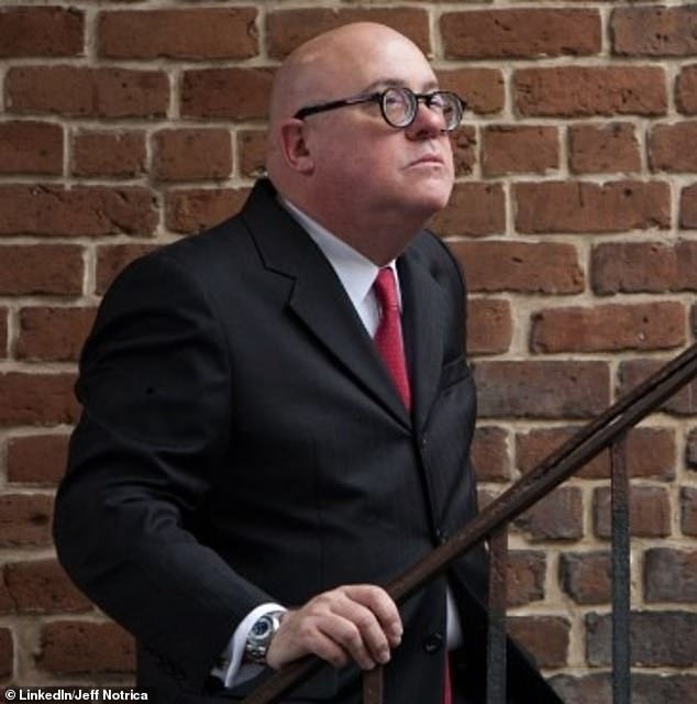 Un nuevo comprador se topa con una increíble pieza americana escondida en el ático durante más de un SIGLO