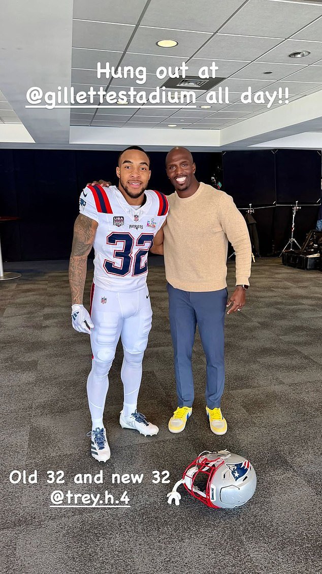 Los fanáticos de los New England Patriots se separan mientras el equipo revela el uniforme del Super Bowl para el enfrentamiento con los Seattle Seahawks