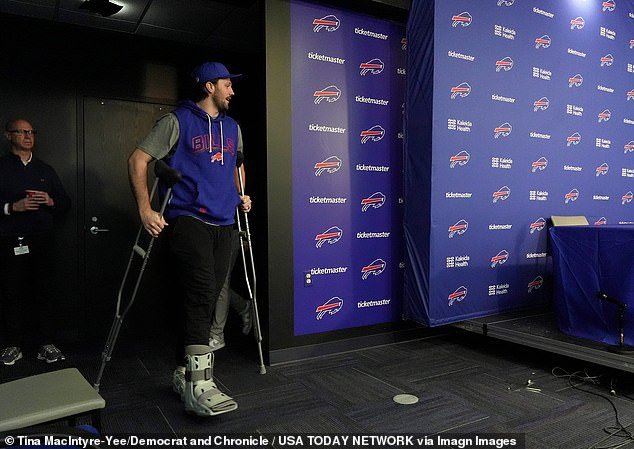 Josh Allen resurge con muletas después de una cirugía tras la derrota de los Bills en los playoffs que lo dejó llorando