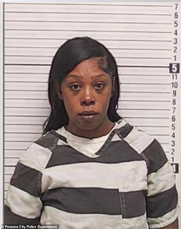 Una cuidadora grosera arrestada por hacer twerking y frotarse los senos frente a la cara de pacientes discapacitadas