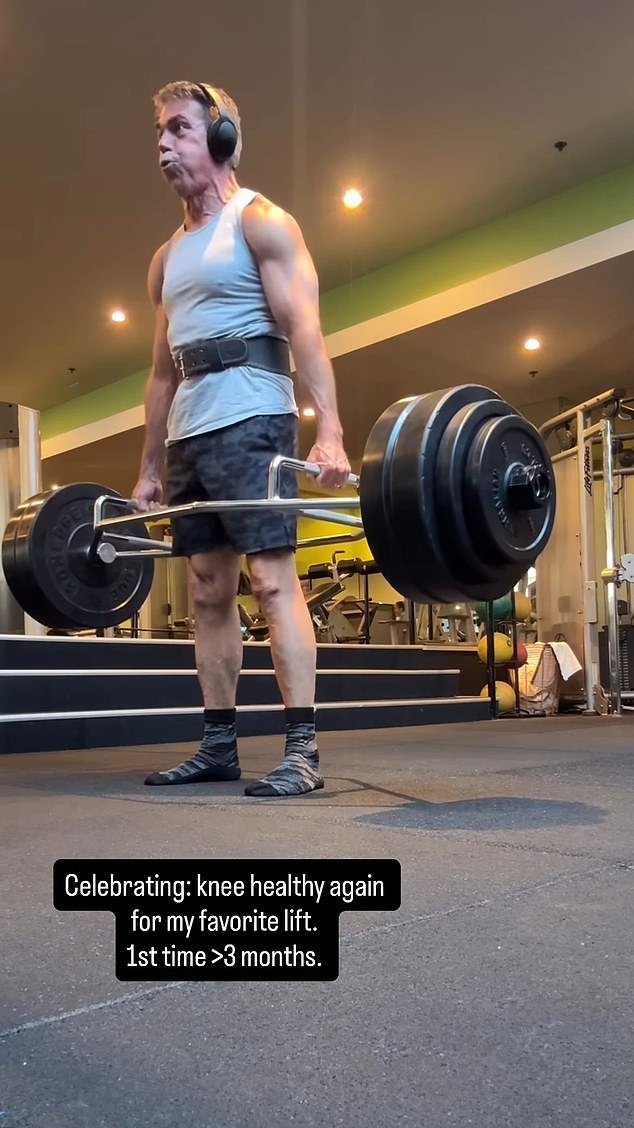 Chris Fowler, presentador de ESPN desde hace mucho tiempo, sorprende a los fanáticos con un cuerpo posoperatorio levantando 360 libras a los 63