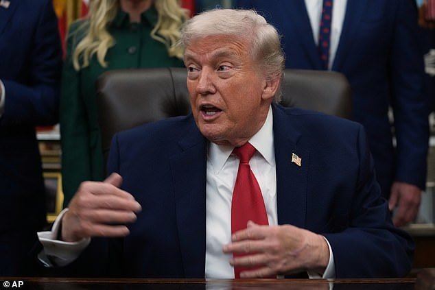 Donald Trump amenaza con imponer aranceles a cualquier país que venda petróleo a Cuba