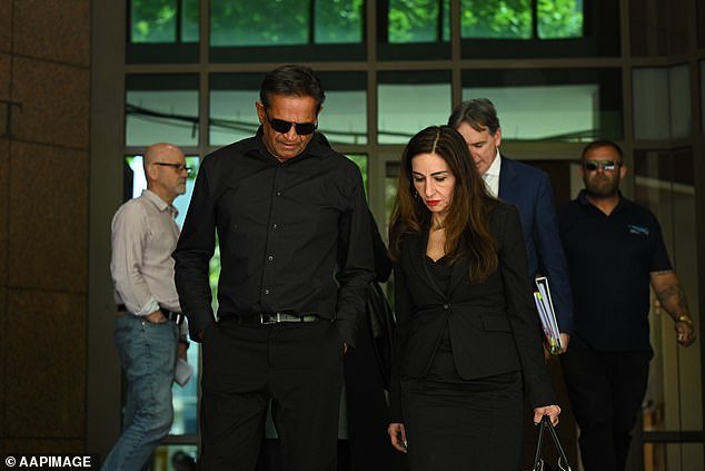 El ícono del fútbol afirma que se estaba defendiendo cuando supuestamente arrastró a una mujer por el cabello, mientras que también enfrenta un cargo de estrangular a otra mujer.