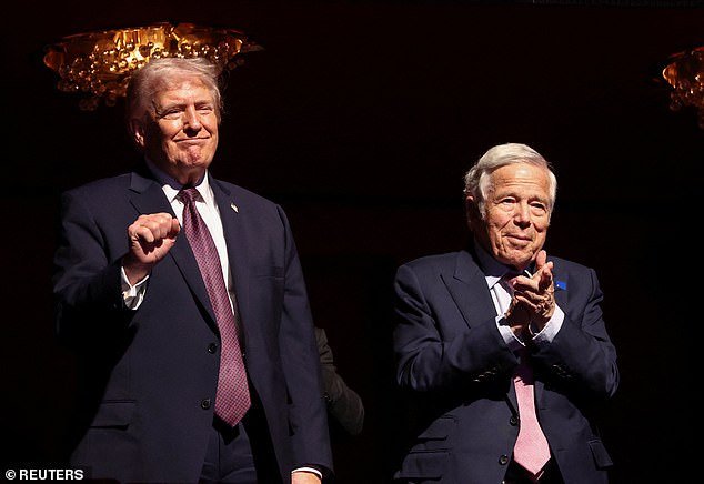 Donald Trump insinúa su elección para el Super Bowl mientras resuelve su disputa con el dueño de la NFL en el estreno de la película Melania.