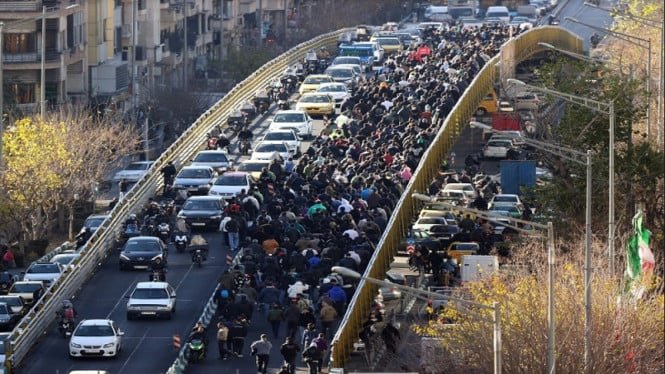 1768045925_69574642ba276-aksi-massa-longmarch-protes-krisis-ekonomi-di-teheran-iran_665_374.jpg