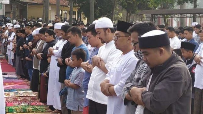1768958551_5cf5dc3f287b8-jemaah-majelis-taqorub-ilallah-laksanakan-salat-idul-fitri-selasa-4-juni-2019_665_374.jpg