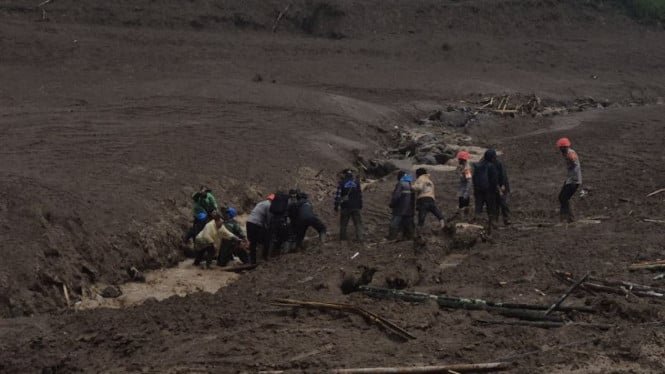 El equipo SAR entrega 25 bolsas para cadáveres de las víctimas del deslizamiento de tierra de Cisarua al DVI
