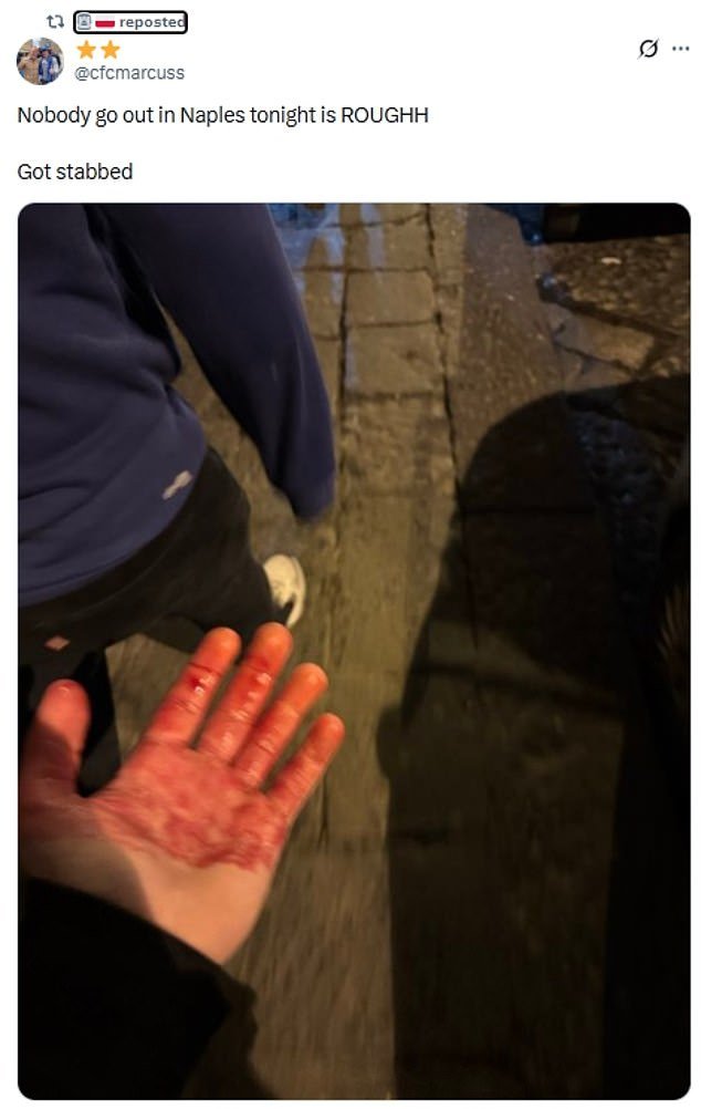 Dos aficionados del Chelsea ‘apuñalados’ en Nápoles después de ser ‘perseguidos por 25 ultras’, y la víctima comparte una foto de su mano empapada de sangre mientras el club advierte a sus seguidores que tengan mucho cuidado
