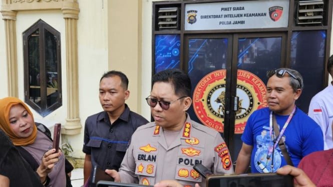 El conductor de un Pajero choca contra la valla de la jefatura de policía regional de Jambi. Fue sometido a una prueba mental y no tuvo tiempo de ser examinado.