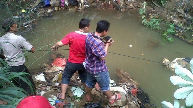 Encuentran el cuerpo de una mujer pudriéndose en el río Pesanggrahan, en el oeste de Yakarta