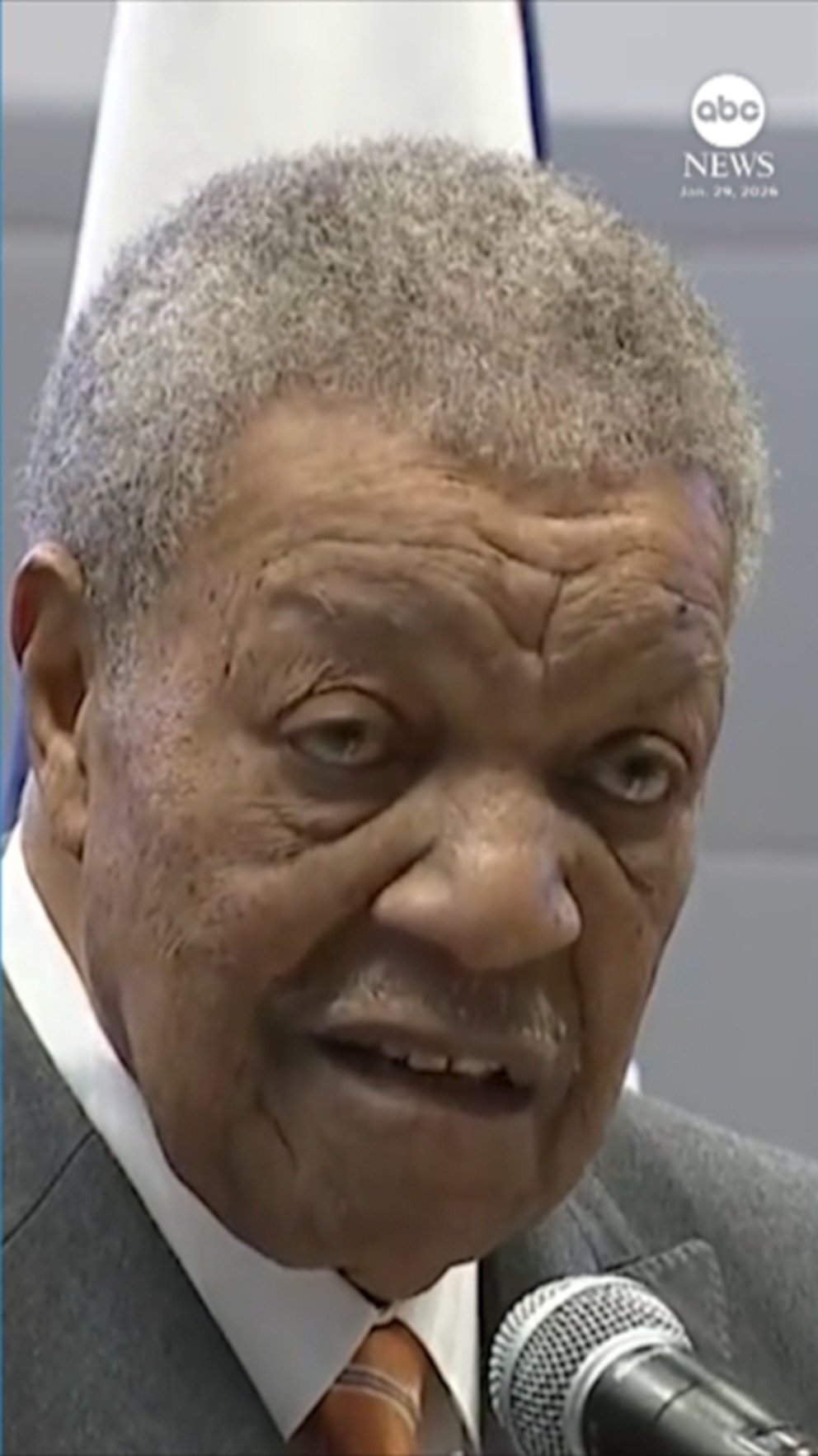 El presidente de la junta de comisionados del condado de Fulton critica la incautación del FBI