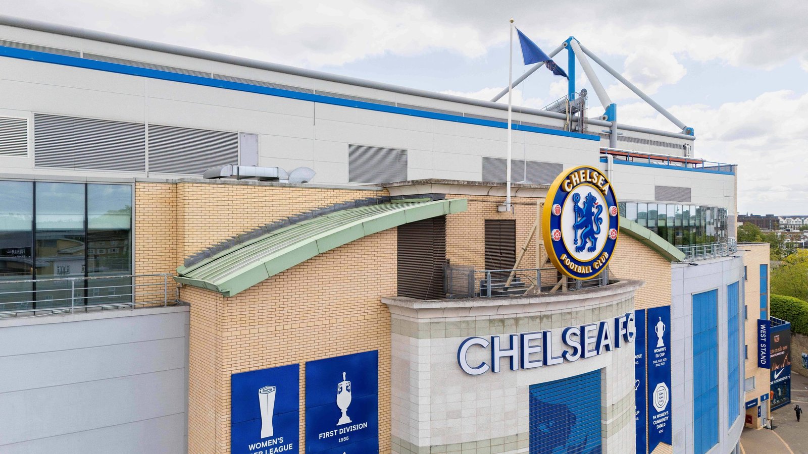 El Chelsea debería convocar a otro central si así lo deciden