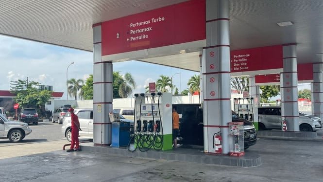 633b6c2ee9ff1-pertamina-tambah-kuota-pertalite-dan-solar_665_374.jpg