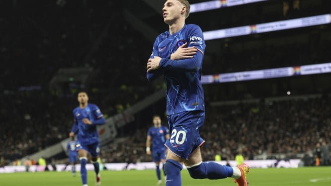 Cole Palmer viste la camiseta de MU, el club de Boss Djarum celebra el gol 6-0