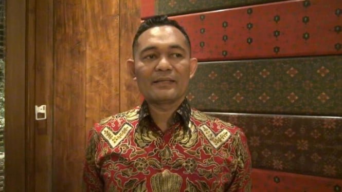 Boni Hargens, que rechaza la subordinación de la policía al ministerio, califica al jefe de la policía nacional de estadista que protege la democracia