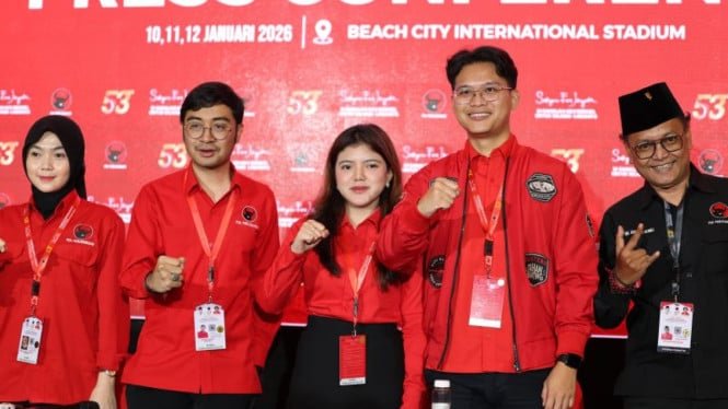 69638b4f81c91-politikus-muda-pdip-berfoto-bersama-saat-rakernas-i-2025-pdip-di-ancol-jakarta_665_374.jpg