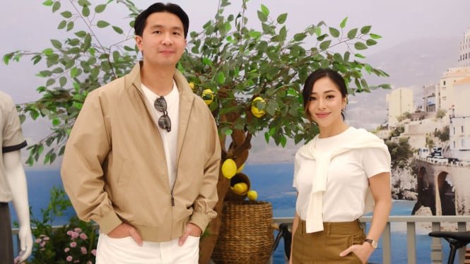 Una vez friki, ahora elegante, Indra Priawan se burla de Nikita Willy, a quien le gusta usar camisetas de dragones