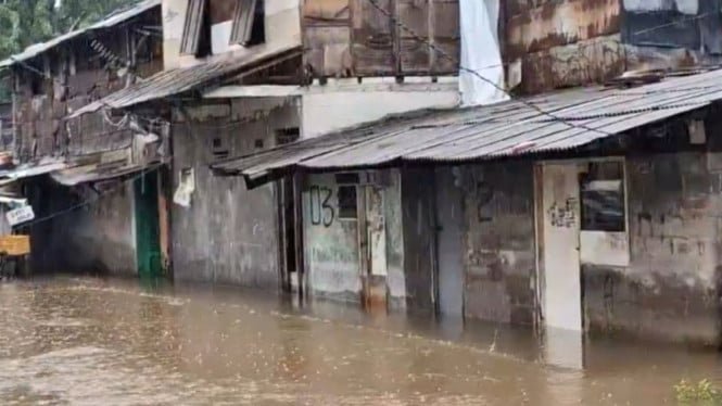 El río Ciliwung se desborda y cientos de casas en Cakung han quedado inundadas hasta 1 metro