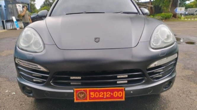 ¡Viral! Auto Porsche Cayenne utiliza placas de servicio del Ministerio de Defensa, General de Brigada Rico revela hechos