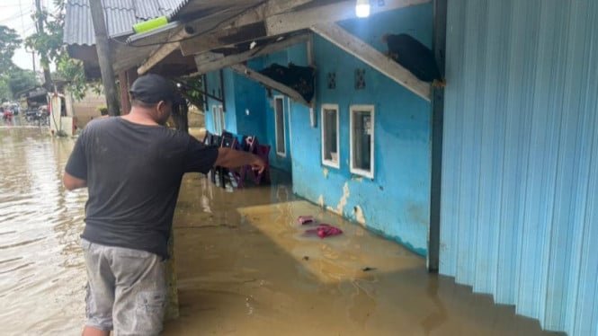 Las inundaciones de Karawang se cobran vidas y muere un hombre de 80 años