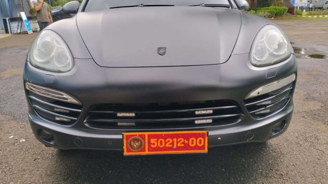 ¡La aparición de un Porsche Cayenne utilizando imprudentemente matrículas del Ministerio de Defensa en Halim resulta ser un engaño!