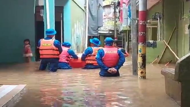 Una inundación de 2 metros sumerge zonas residenciales en Kebon Pala, en el este de Yakarta