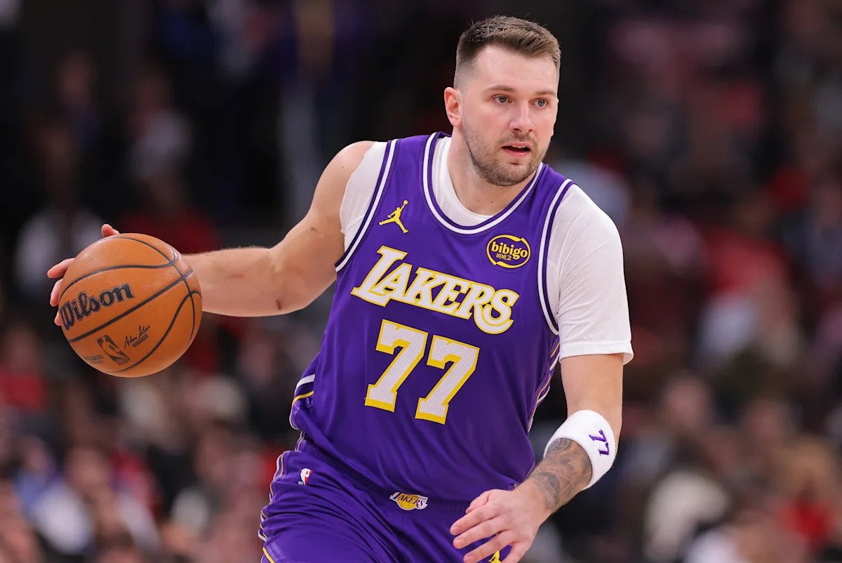 Luka Dončić anota 46 puntos en la victoria de los Lakers sobre los Bulls, casi un año después de ser traspasado