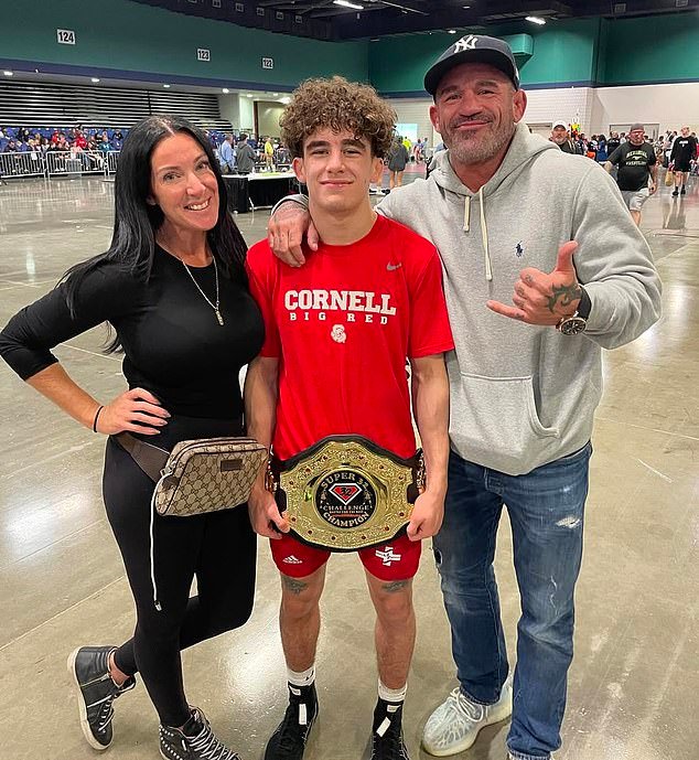 Estrella en ascenso de la lucha libre y padre sentenciados por pelea salvaje en la escuela secundaria de Nueva Jersey