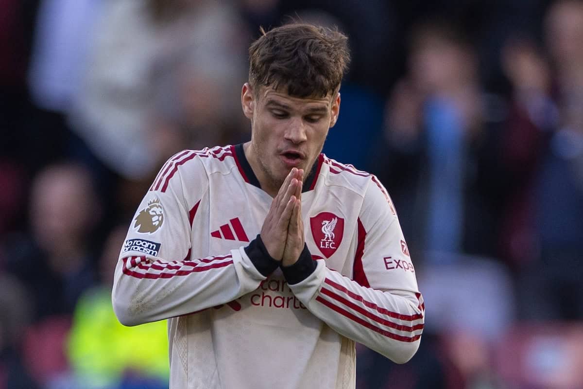 Arne Slot explica por qué Milos Kerkez necesitaba un sustituto en el descanso ante el Bournemouth