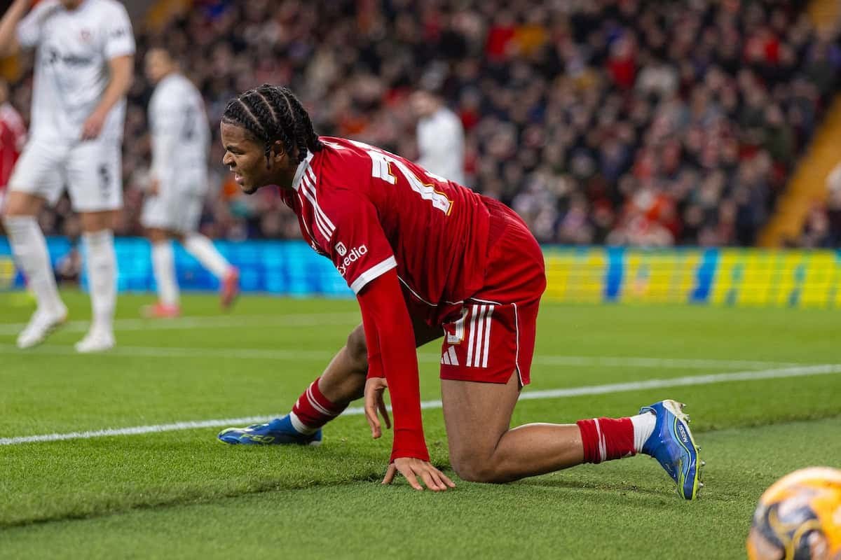 Actualización sobre la lesión de Rio Ngumoha: Slot explica la sustitución de Barnsley