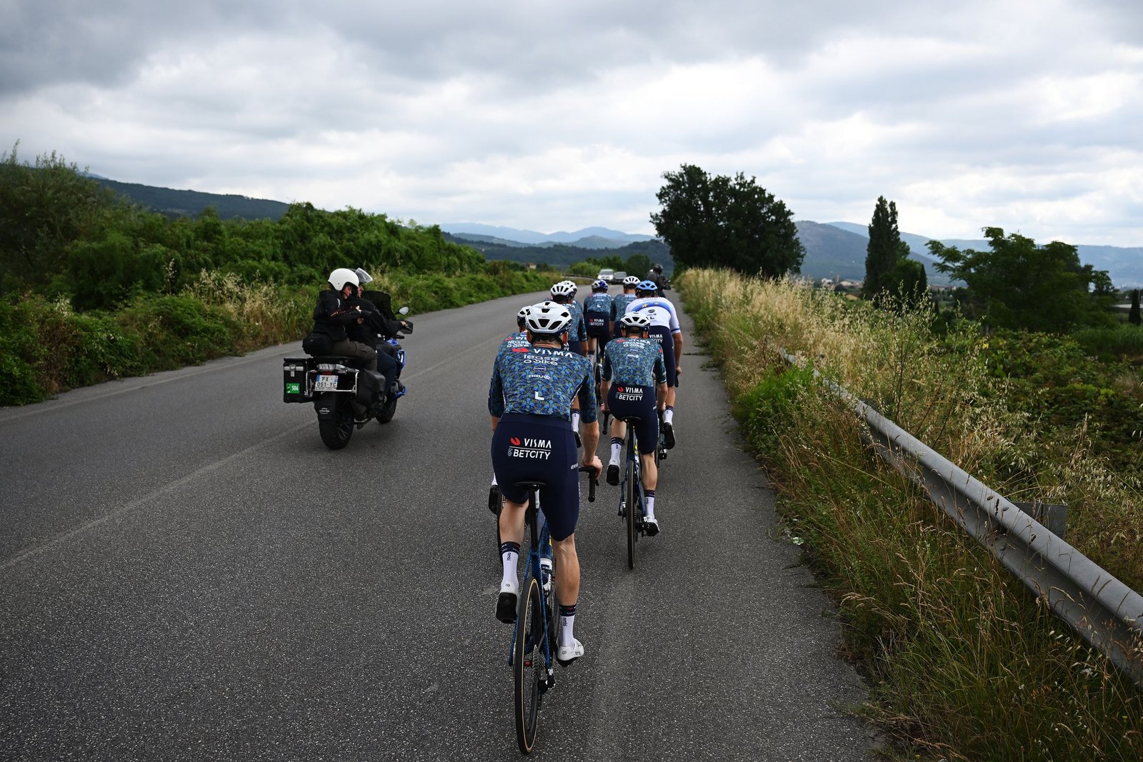 Perseguir a Vingegaard para que se siente en su volante no sólo es peligroso, sino que también da miedo y es bastante irritante.