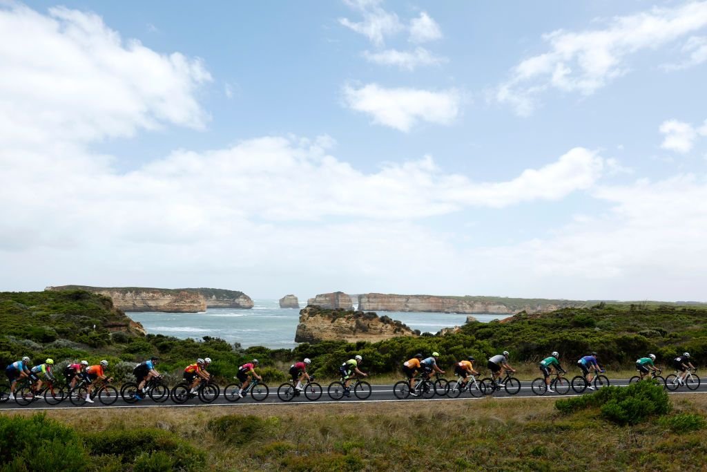 De Melbourne a Warrnambool y el clásico de ciclismo femenino de Warrnambool bajo revisión debido a los incendios forestales en Otways
