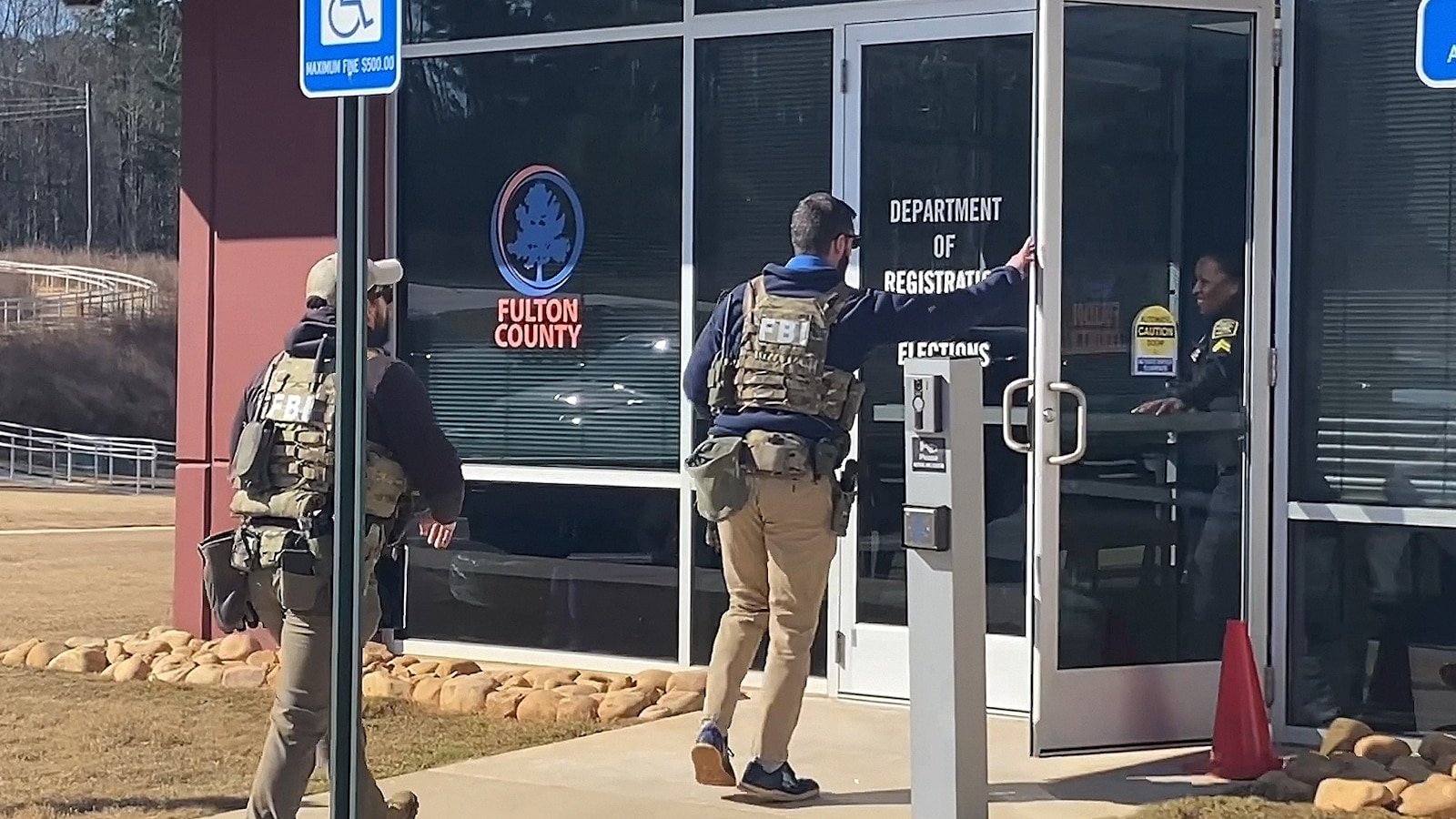 El FBI busca en el sitio electoral de Georgia registros electorales de 2020, dicen funcionarios del condado