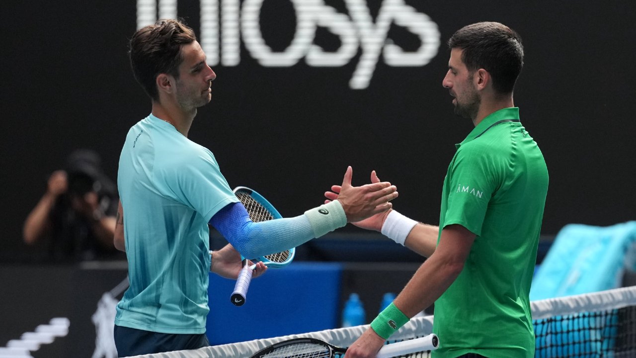 Novak Djokovic avanza a semifinales del Abierto de Australia tras la retirada de Musetti por lesión