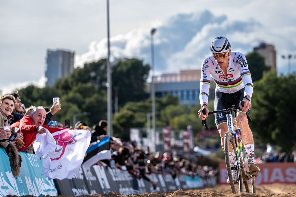 ‘De vez en cuando hay que considerar otras opciones’ – Mathieu van der Poel no se compromete con un posible retiro del ciclocross antes de intentar ganar un octavo título mundial récord