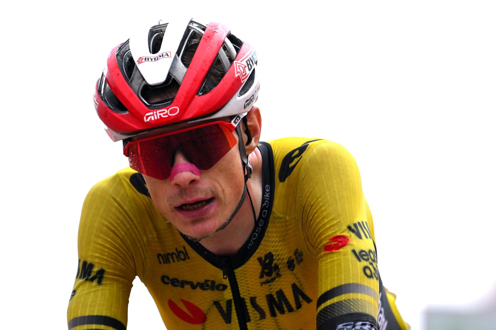 Jonas Vingegaard se estrella en el entrenamiento tras ser seguido por un corredor aficionado, mientras Visma insta a los aficionados a dar a los corredores “el mayor espacio y paz posible”.