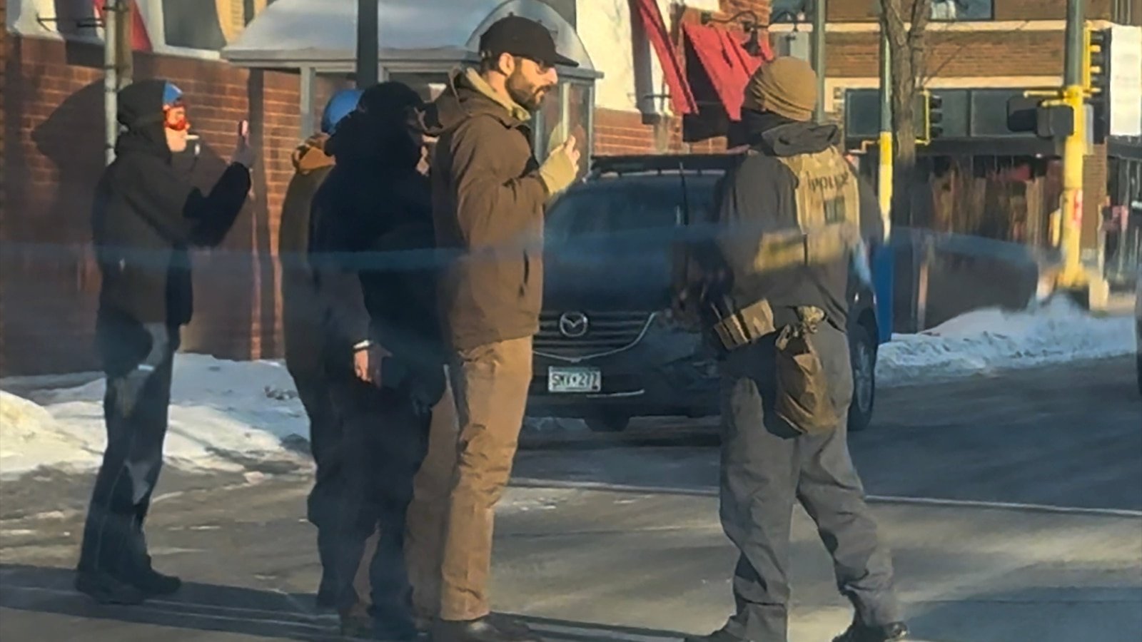 Informe del DHS dice que dos oficiales dispararon armas en el tiroteo de Alex Pretti