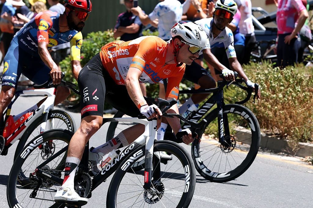 Al estrellarse tras un canguro en el pelotón en la última etapa del Tour Down Under, el líder de la carrera, Jay Vine, lo alcanzó y tuvo que correr de regreso.