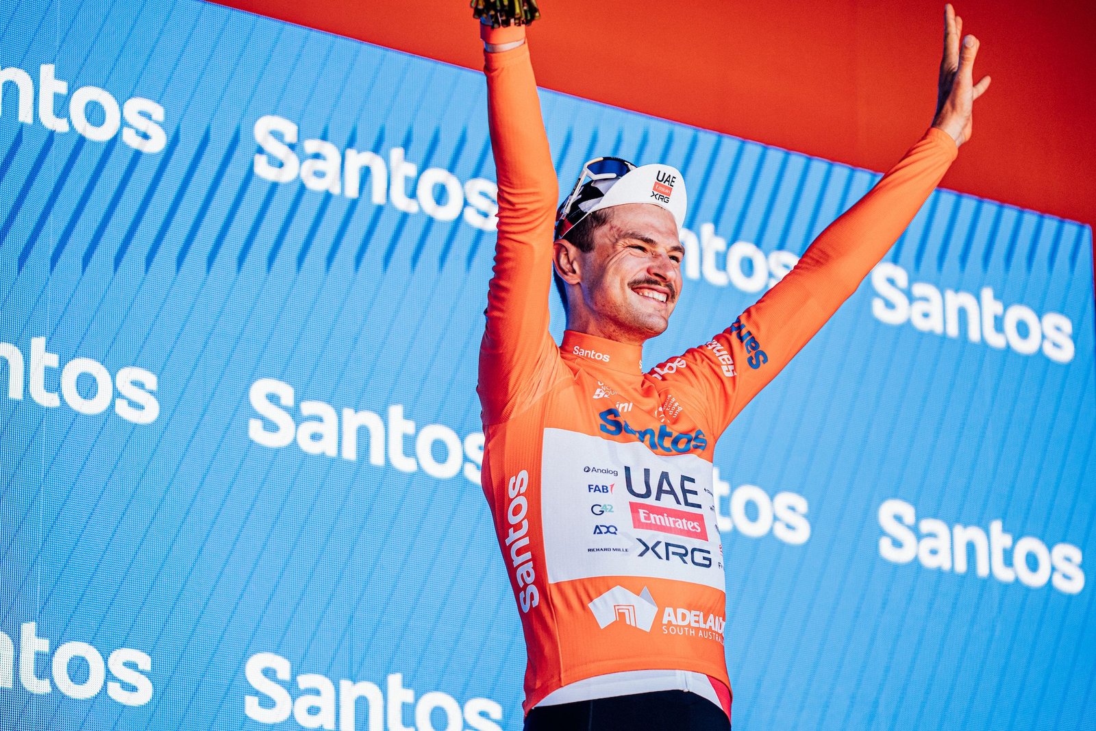 Canguros, caídas y un equipo exhausto, pero Jay Vine aún gana el Tour Down Under con el mayor margen de victoria desde 2004